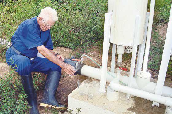 Guy Opdenbosch al lado en uno de los filtros de su finca.