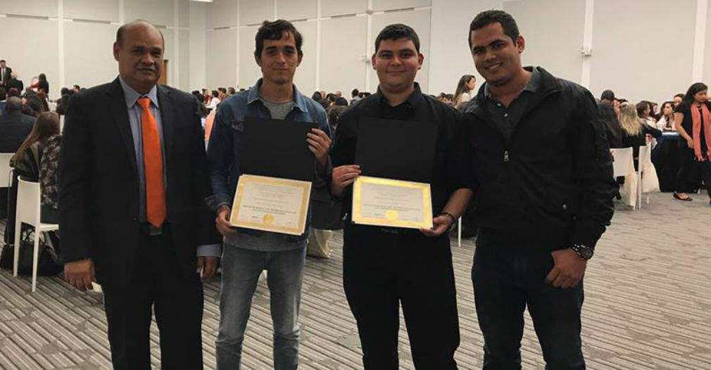 Jaime Bernal, tutor de los jóvenes, acompañado de los estudiantes del programa de Derechos de los semestres de octavo y novenos.