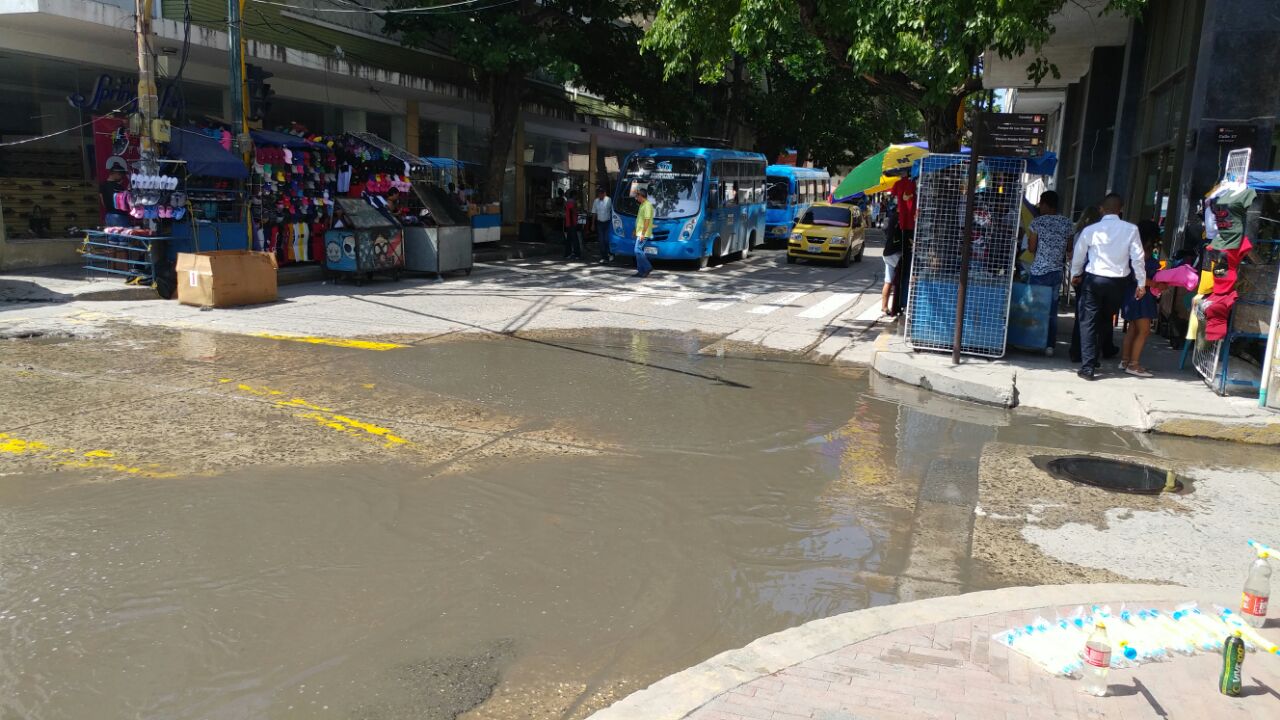 Otra zona en la que las aguas servidas causan preocupación es en la carrera Quinta con calle 17. 