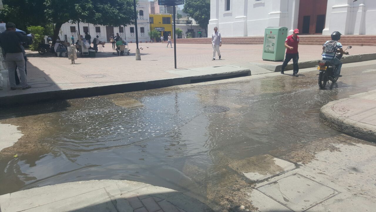 Alcantarilla desbordada en la calle 18 con cuarta, cerca a la Catedral.