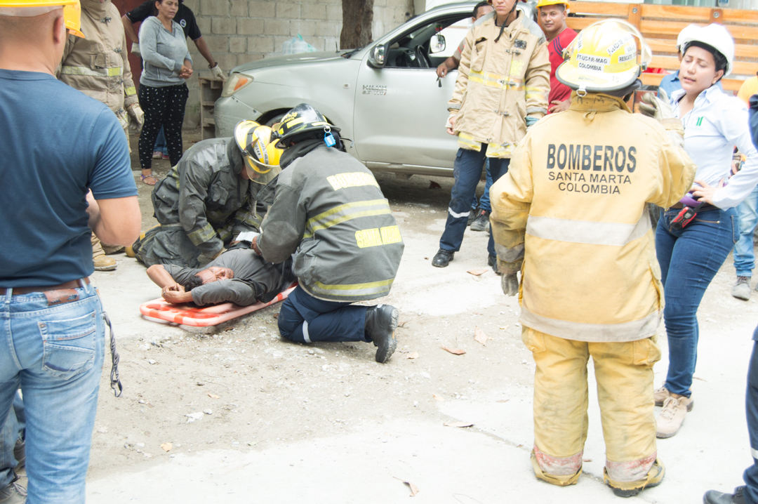 Abrham Meza recibió apoyo de los Bomberos tras su caída.