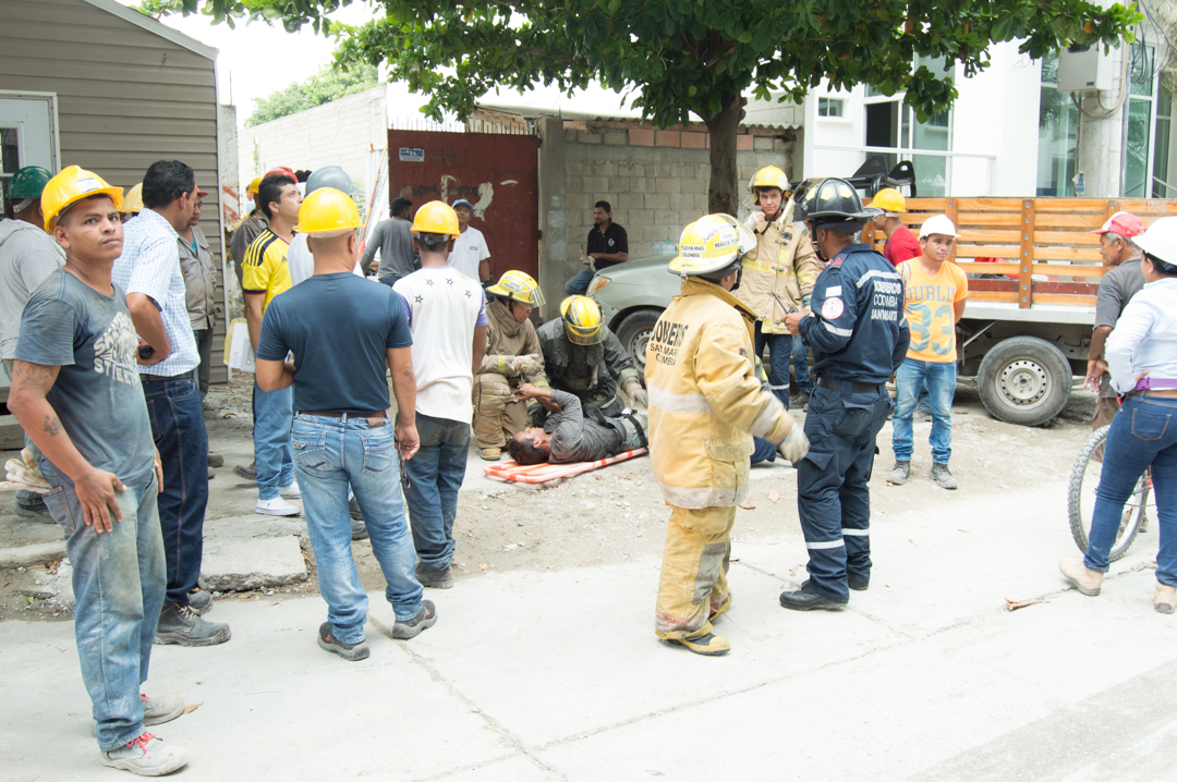 Por fortuna para el obrero, quien presta servicios voluntarios en los Bomberos, una unidad de socorro pasaba cerca del lugar y le ayudó.