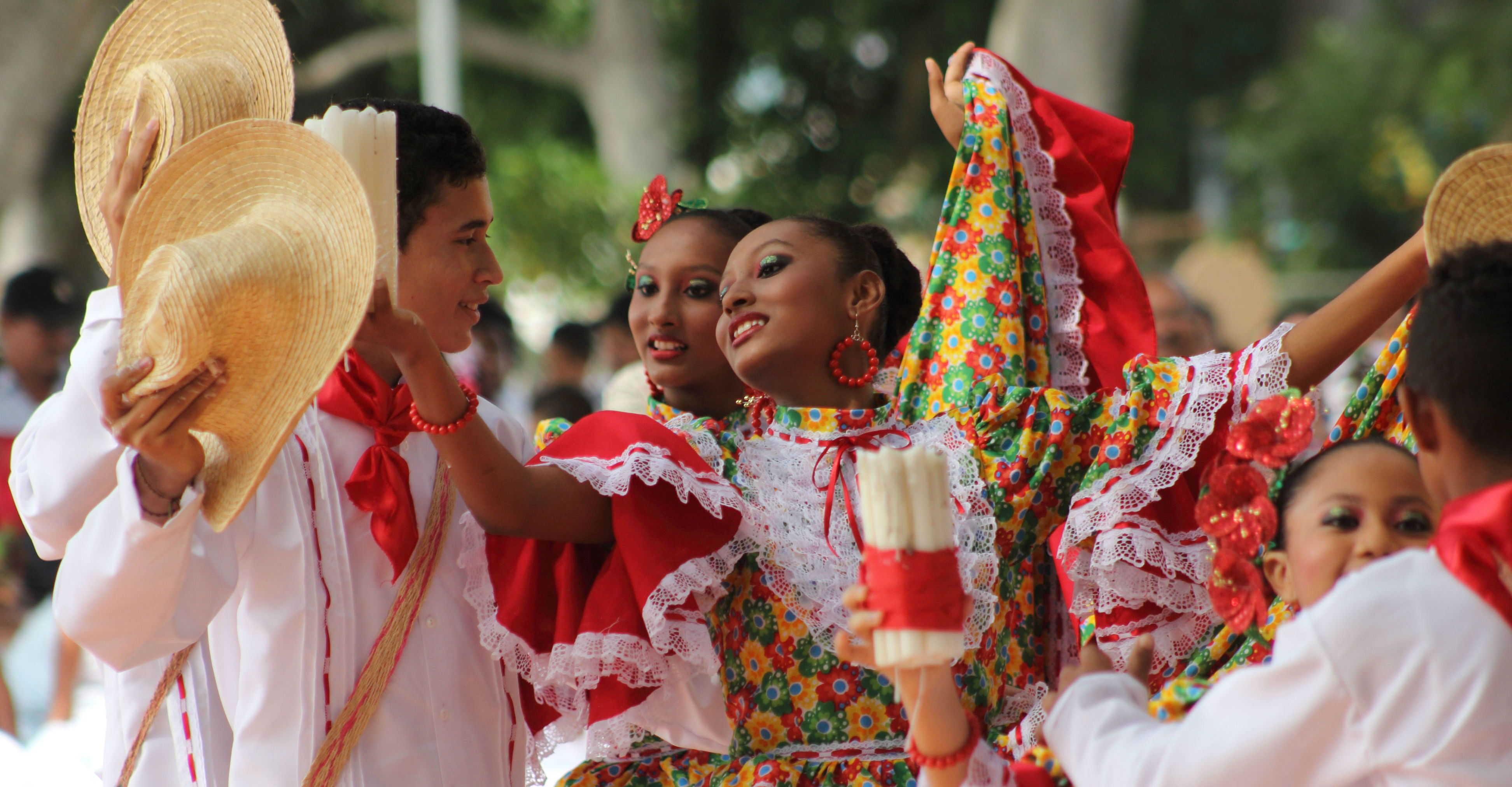 Lo grupos folclóricos también estuvieron presentes en caravana d ‘Festival está en la calle’.