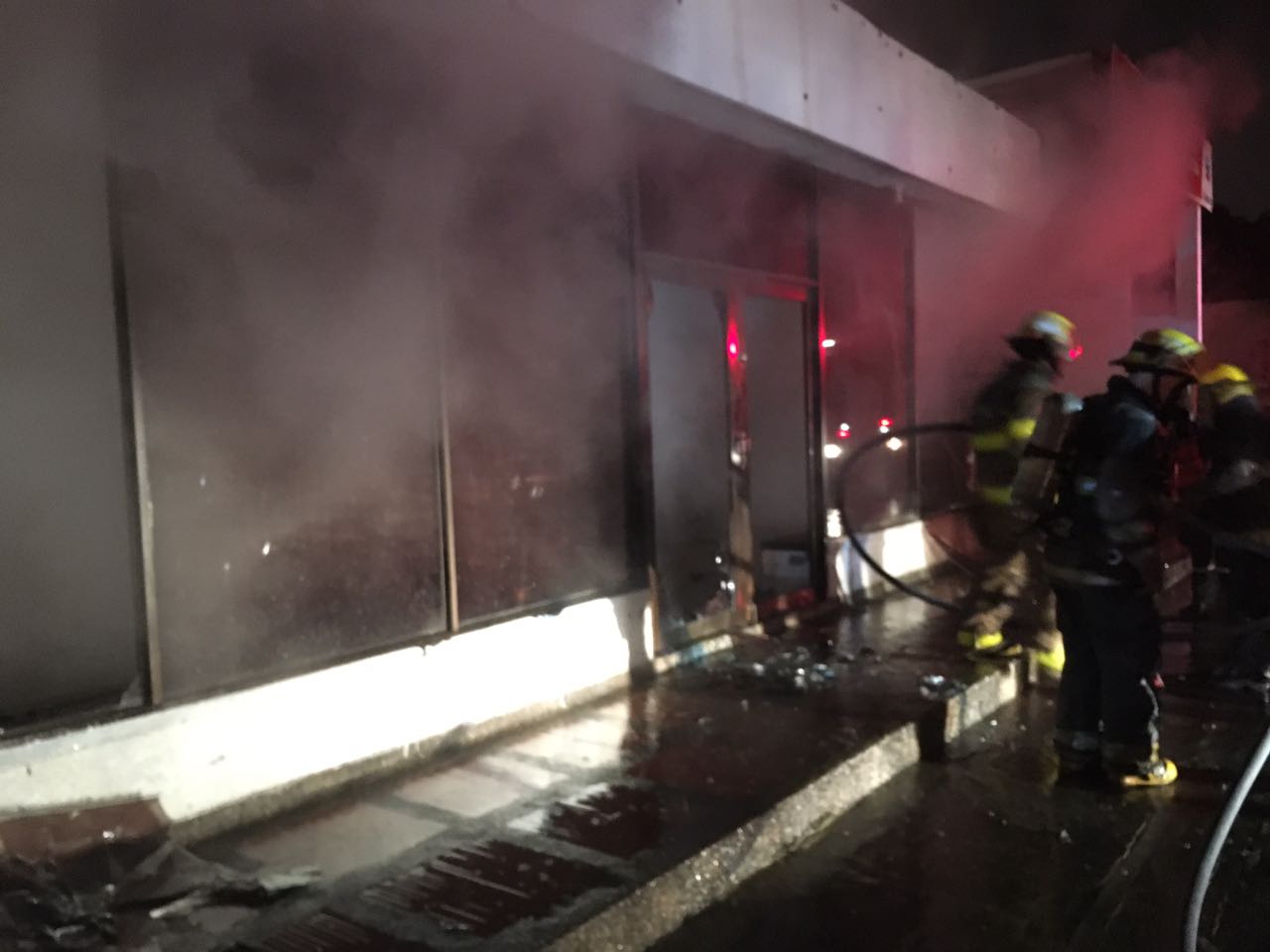 Los bomberos controlaron el incendio en las oficinas de una gasolinera en el barrio Primero de Mayo.