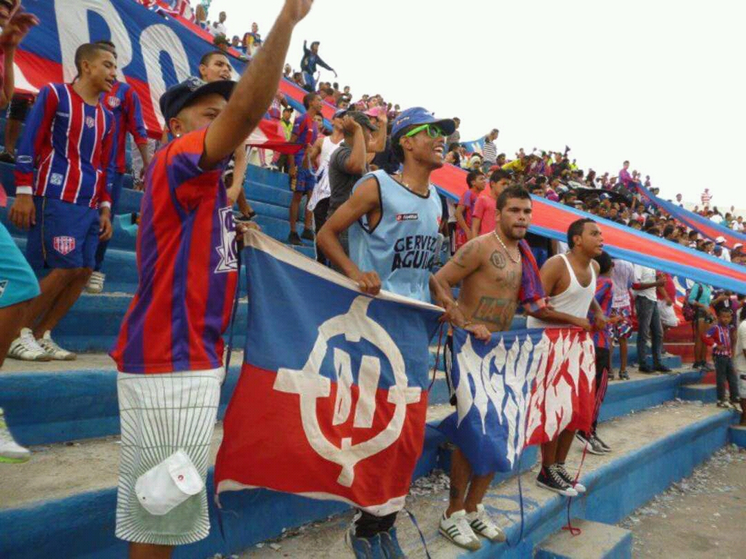 Los miembros de la barra al ritmo de sus cánticos alientan a su equipo.