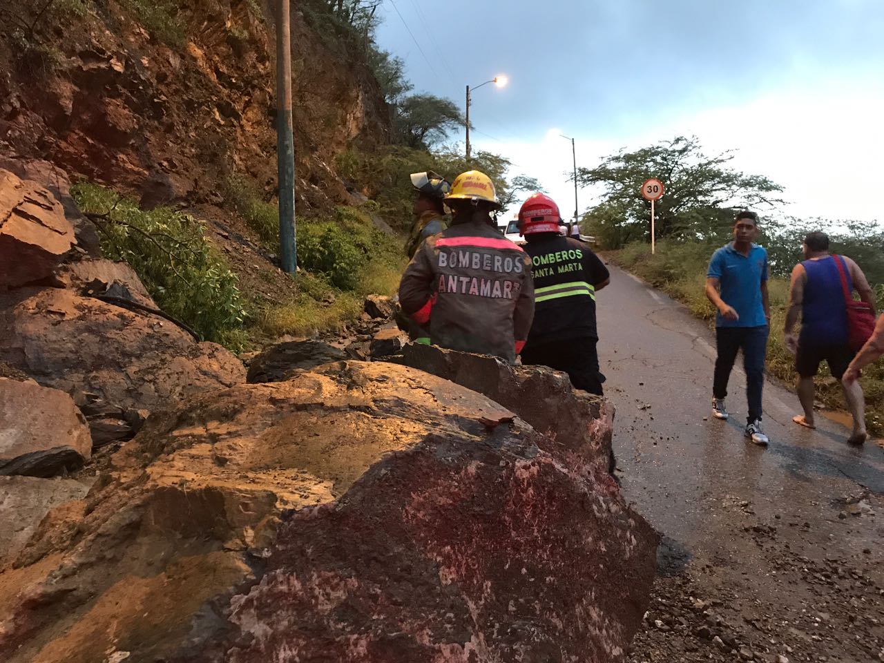 Se presentaron deslizamientos en la vía que conduce a Taganga.