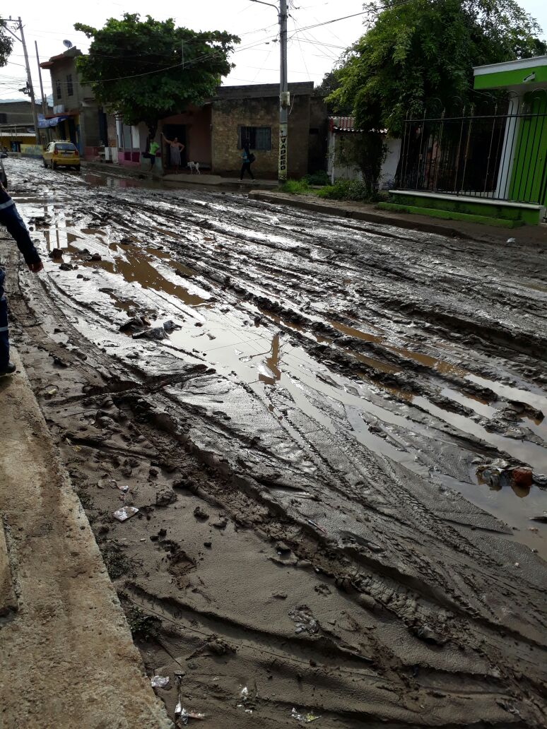 Varias de las calles de la ciudad se encuentran con barro.