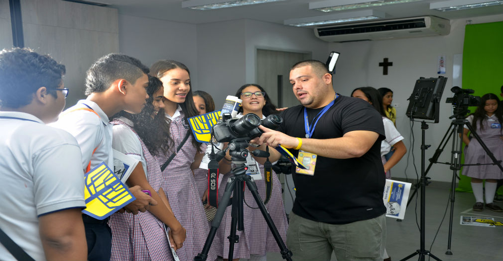 Estudiantes, viviendo de cerca el programa de Comunicación