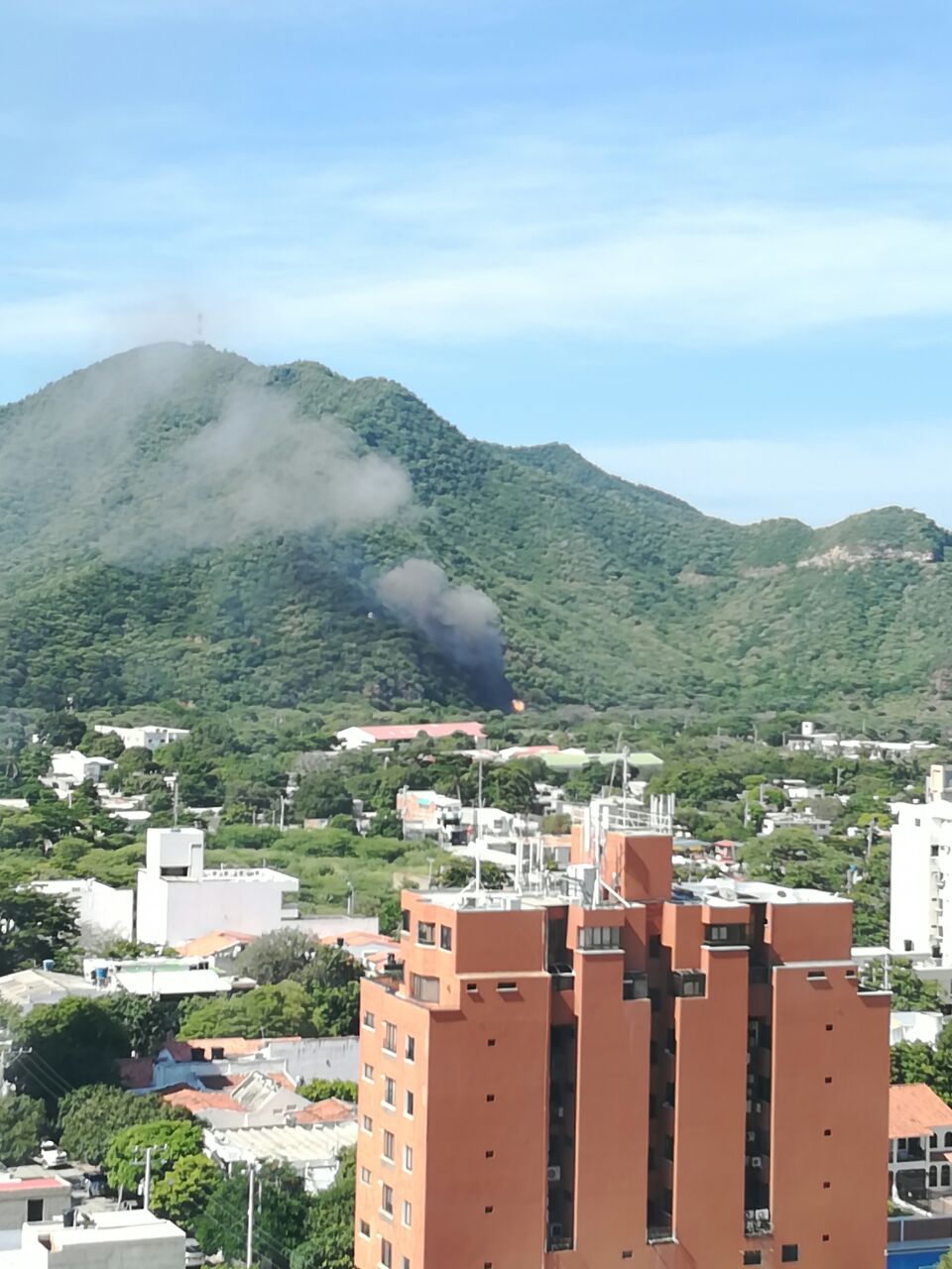 Una enorme nube de humo se ha generado por las explosiones. 