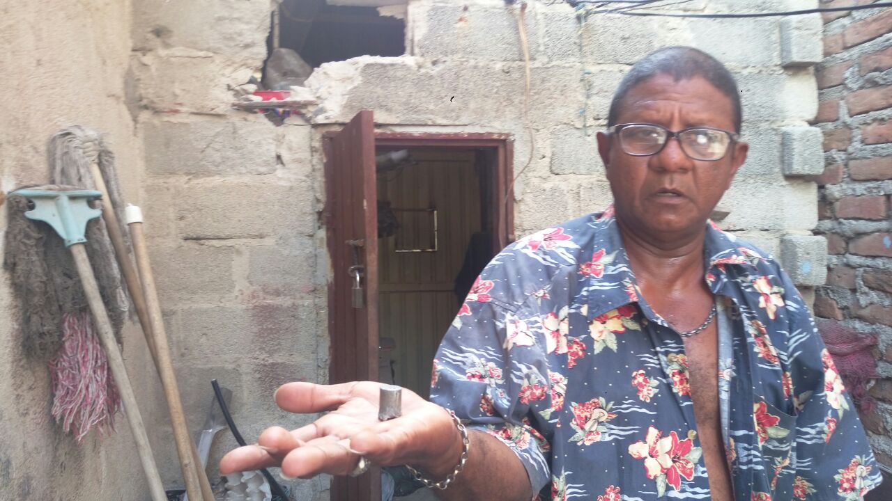 Héctor Rodríguez muestra esquirlas de granada que también cayeron en su vivienda.