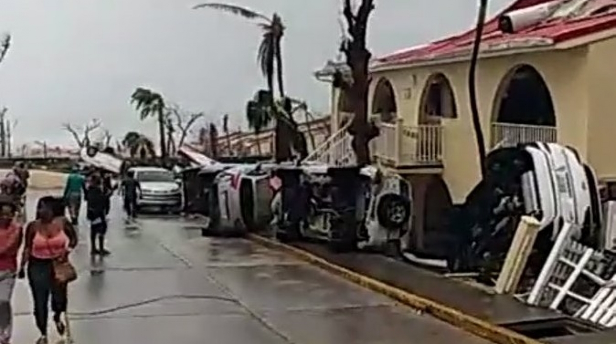 Los vehículos han sido arrastrados por los fuertes vientos.  