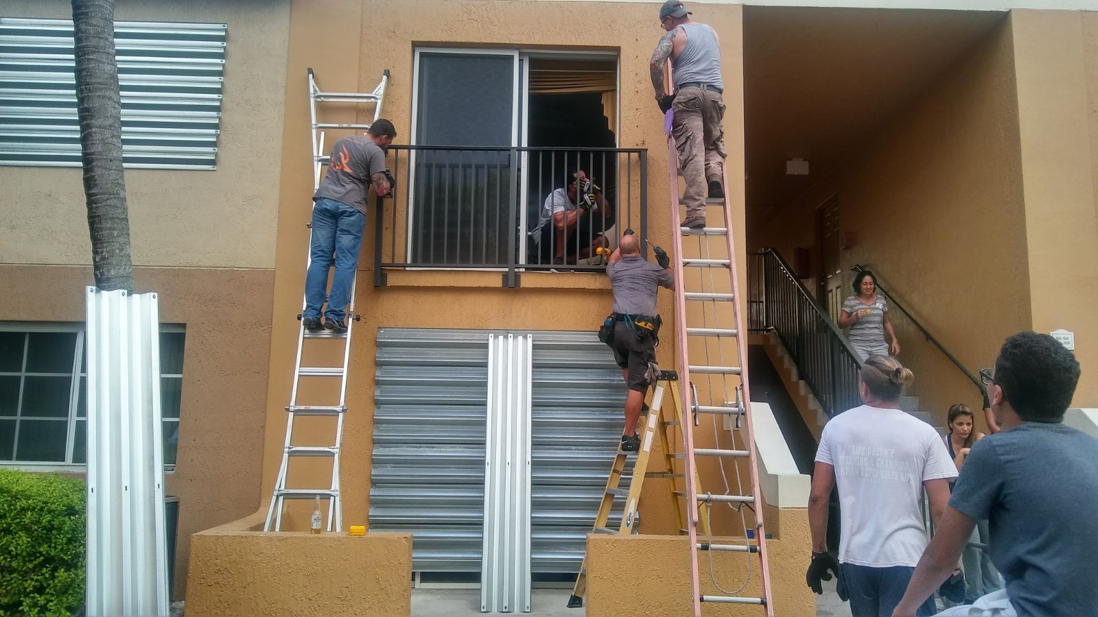 Los residentes de los apartamentos instalan protectores para las ventanas.