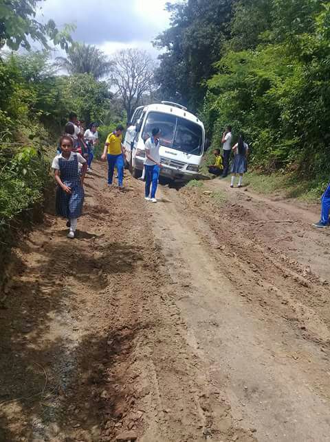 En el corregimiento de San Pedro, este bus con niños estuvo a punto de volcarse.