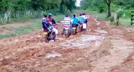 Esta vía hacia el corregimiento de Urquijo, en Guamal, es un claro ejemplo del deplorable estado de las vías.