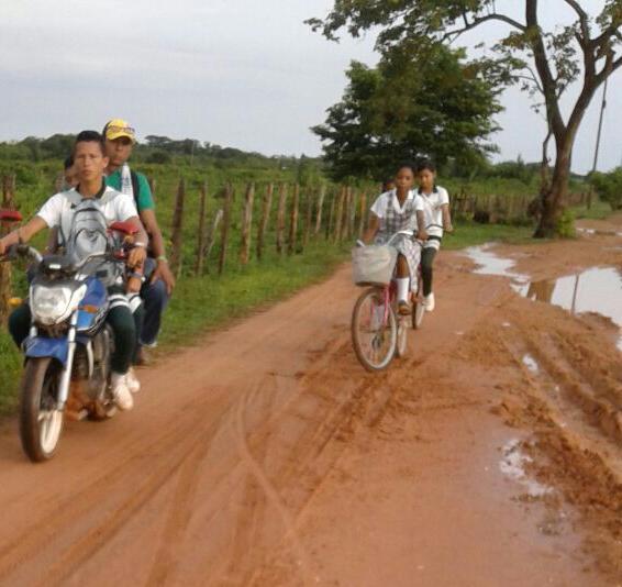 Las vías de Guamal están convertidas en un lodazal que afecta a estudiantes y viajeros que van hacia jurisdicción de Mompox.