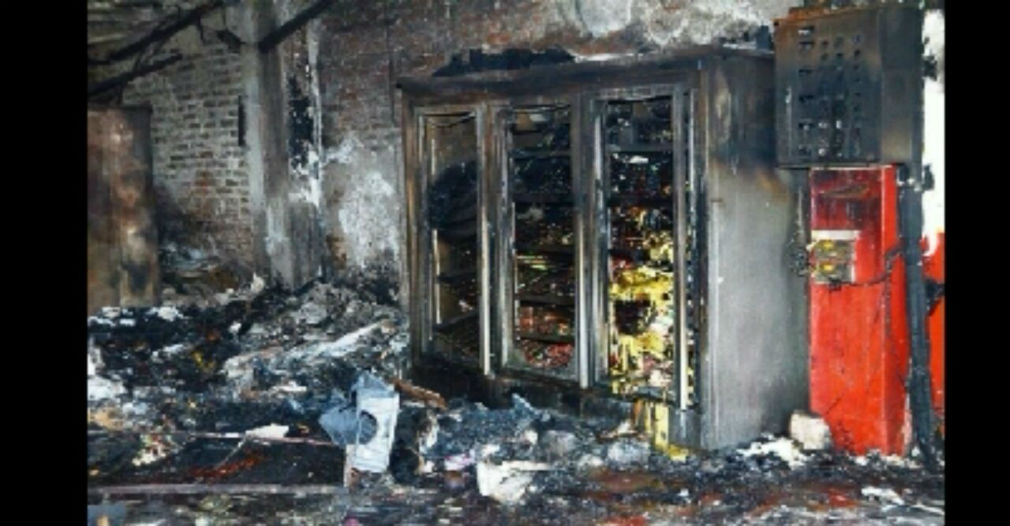 Interior de uno de los locales incendiados.