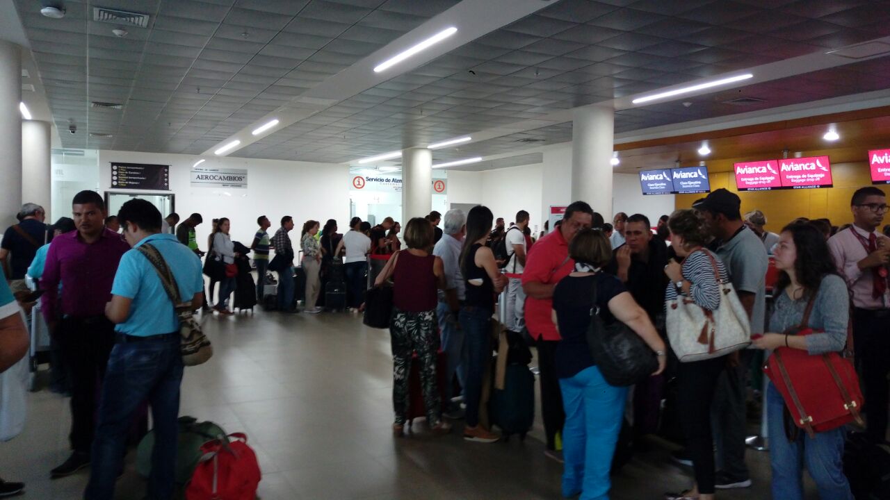 La situación ha causado congestión en Aeropuerto Simón Bolívar. 