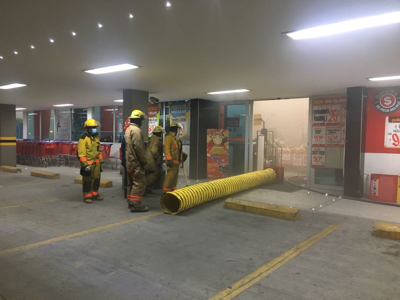 Los Bomberos tuvieron que disipar la humareda provocada por la emergencia.