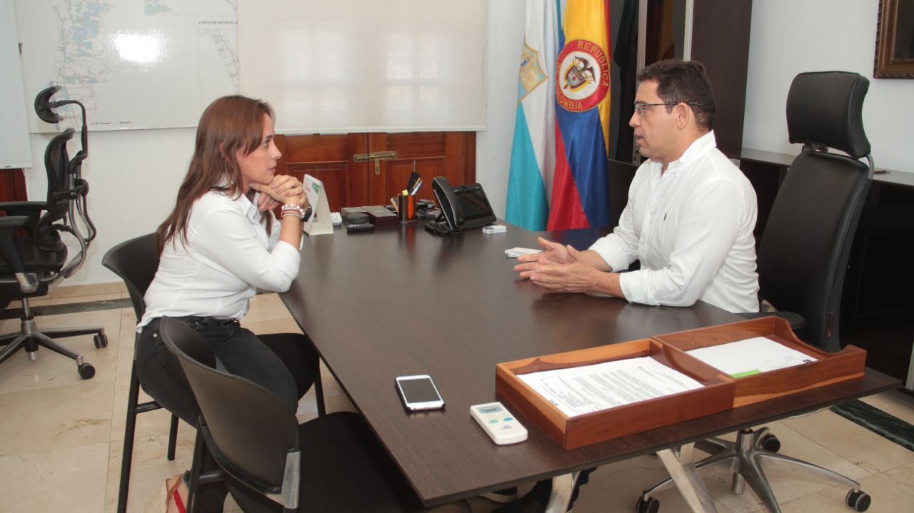Rafael Martínez y Jimena Abril reunidos en el despacho de la alcaldía.