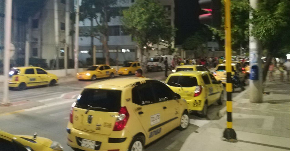 Decenas de taxistas llegaron a la clínica Mar Caribe cuando se enteraron de la emergencia.