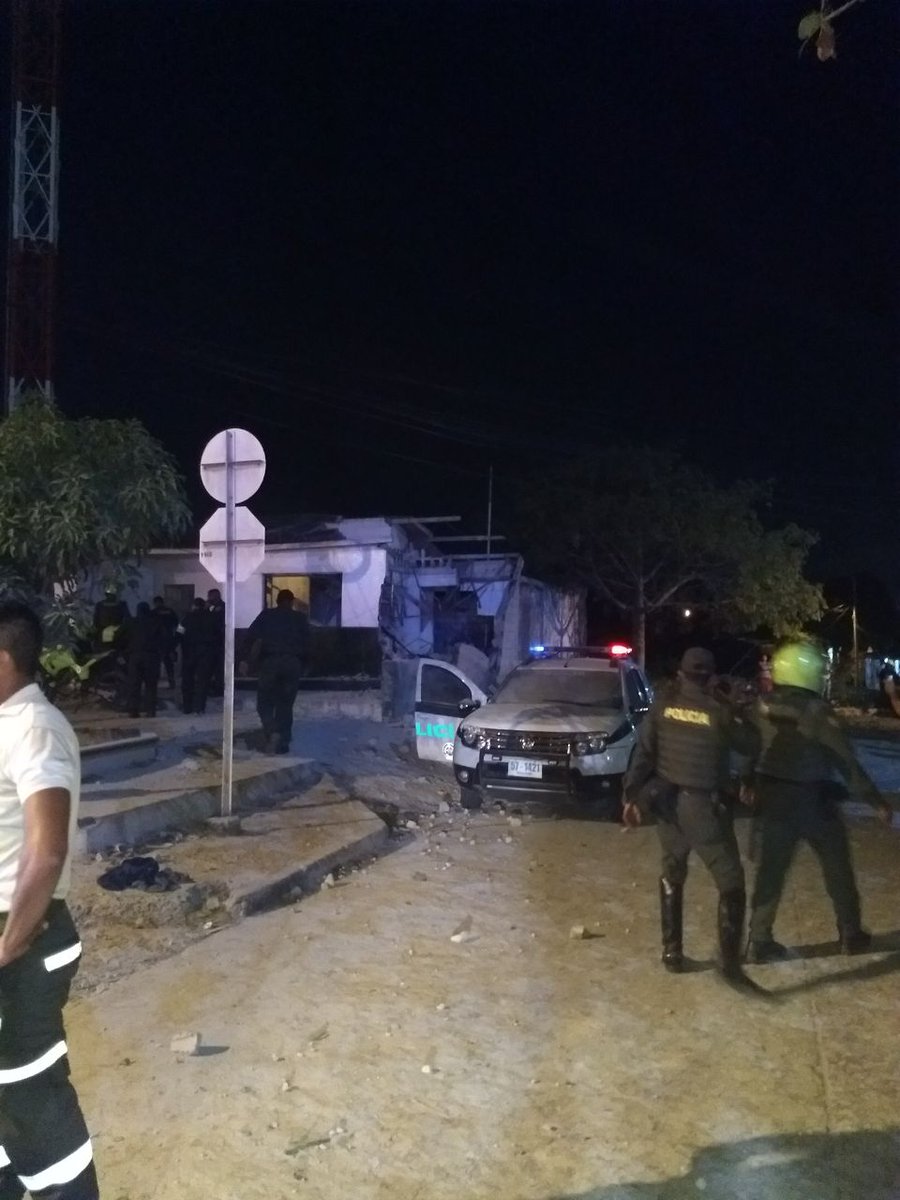 Un vehículo de la Policía quedó afectado por la explosión.