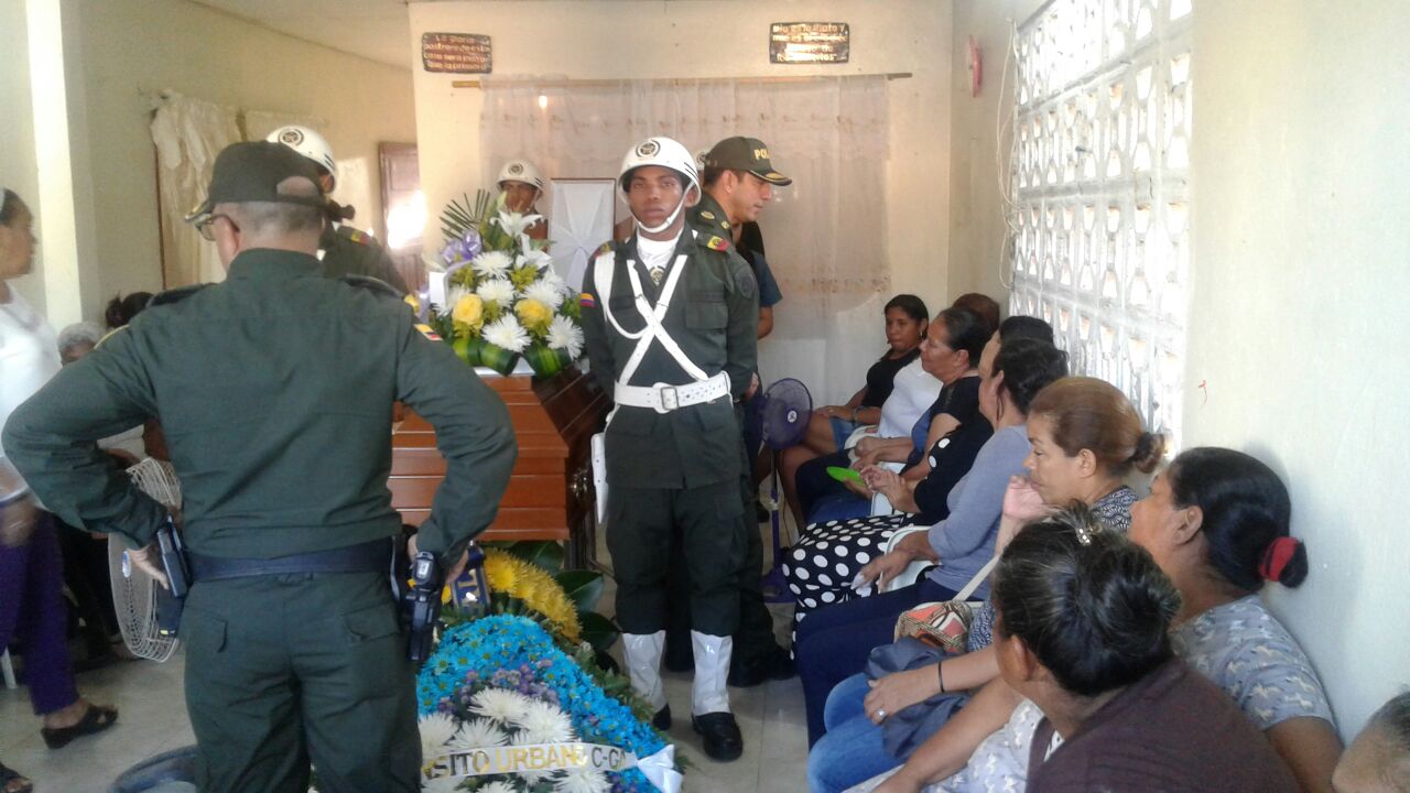 Allegados se acercaron en Puebloviejo a la casa del patrullero Freddy Echeverría Orozco, para recibir su cuerpo.