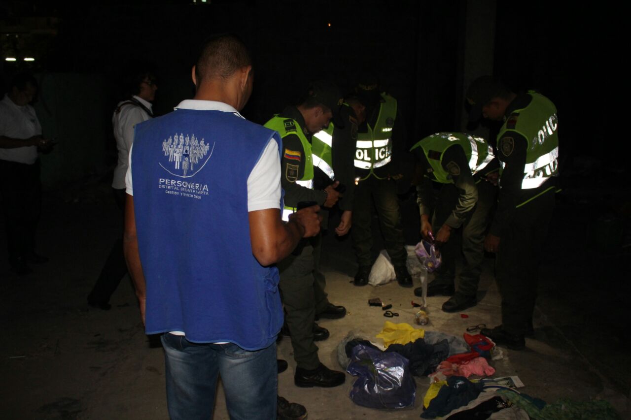 Policía encontró botellas de agua que estaban siendo reenvasadas por ciudadanos venezolanos.