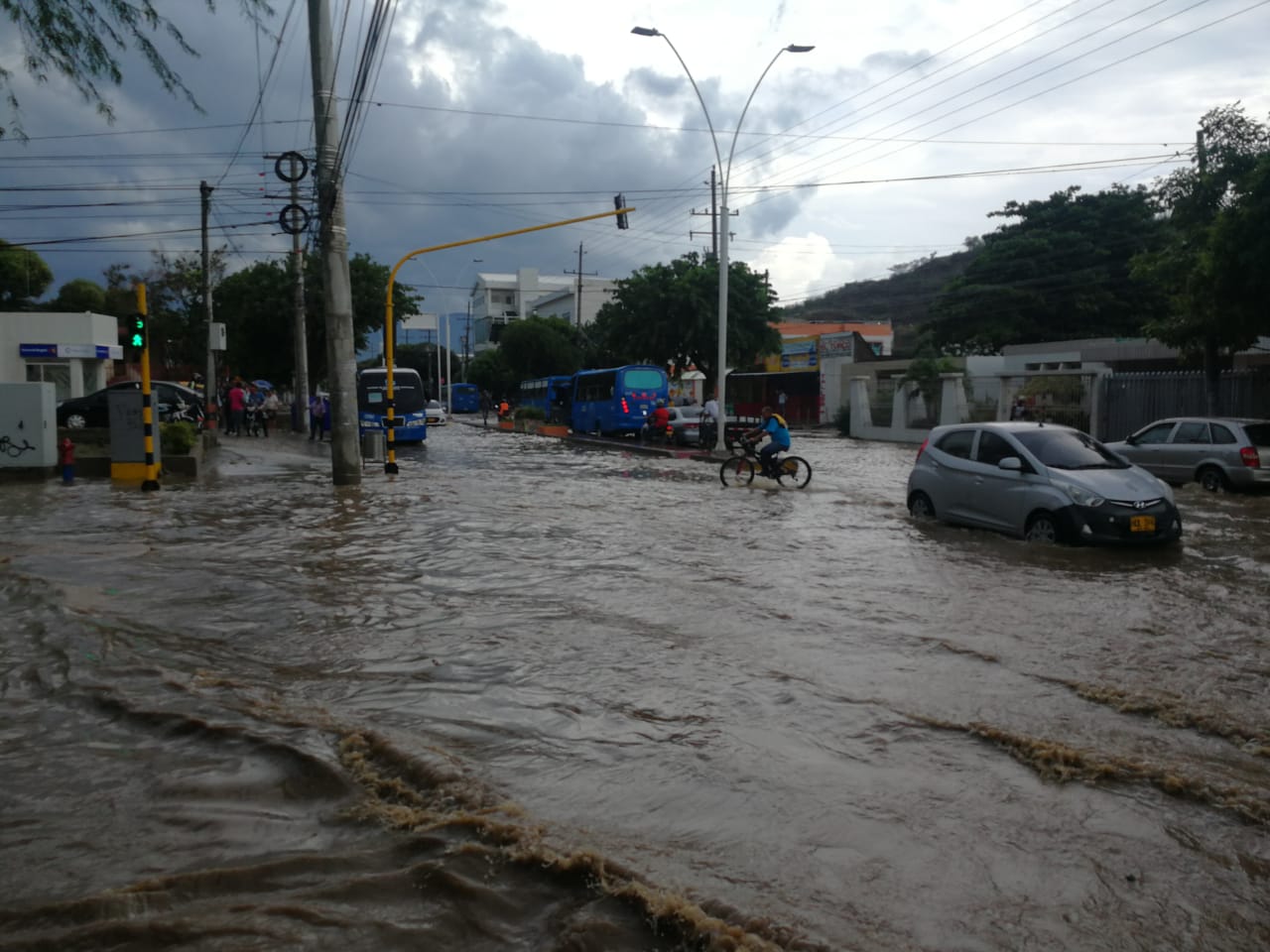 La lluvia provocó caos en algunas vías de Santa Marta.