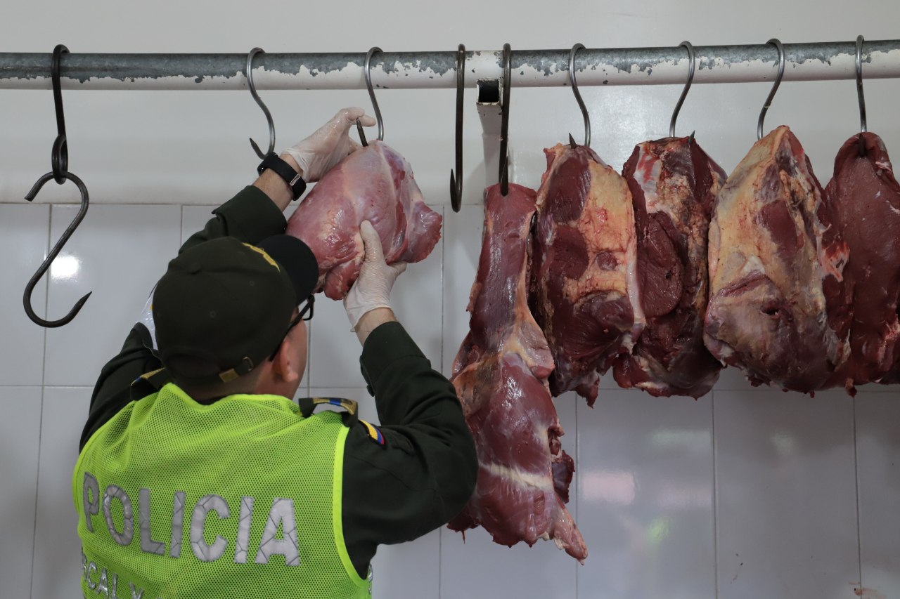 Alcaldía está evaluando expedir decreto para prohibir que se venda la carne colgada.