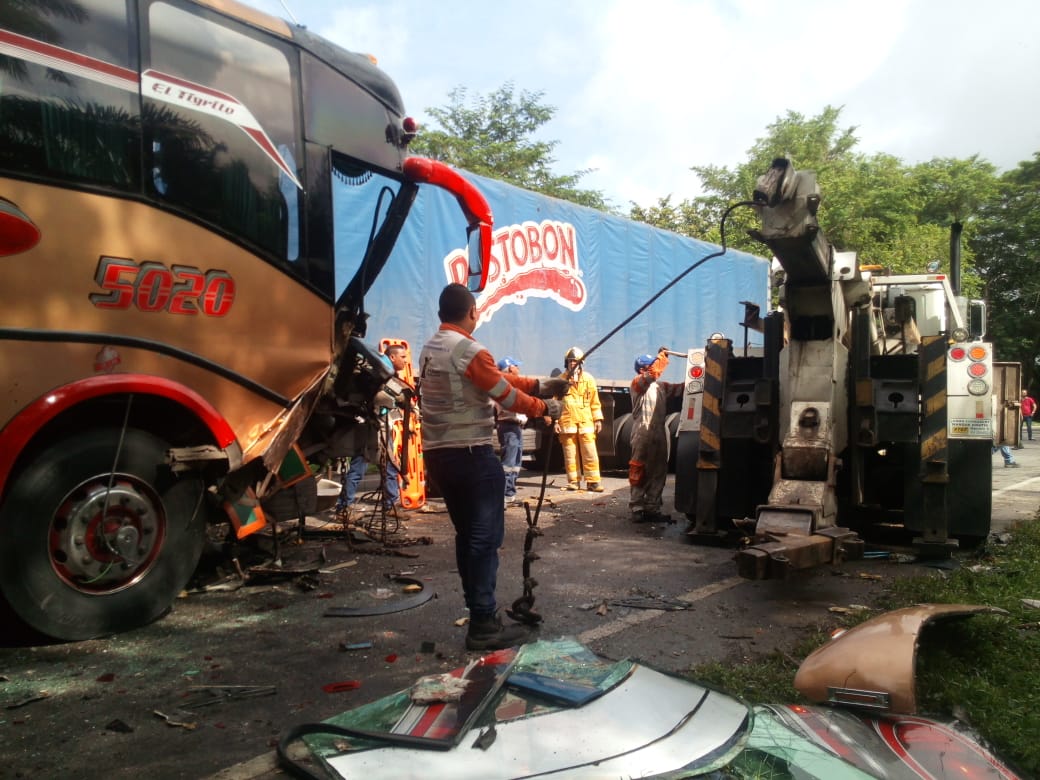 Una maquina especial fue necesaria para rescatar a dos personas que quedaron atrapadas en el bus.