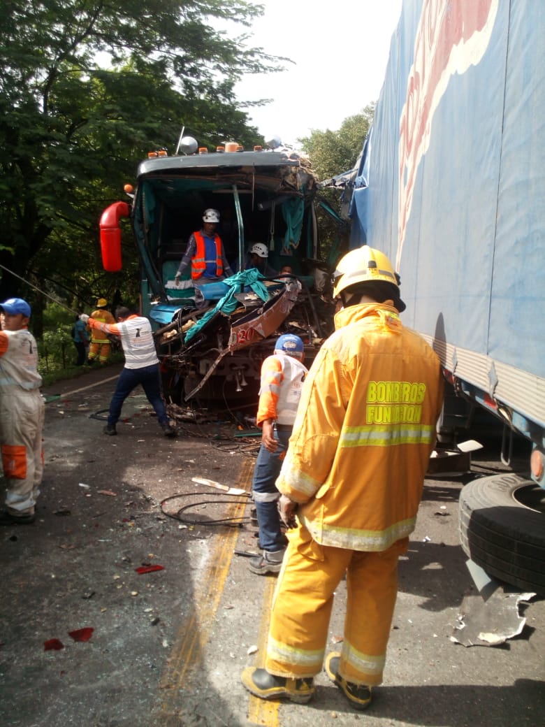 Momentos del rescate de las personas que quedaron en el bus. 