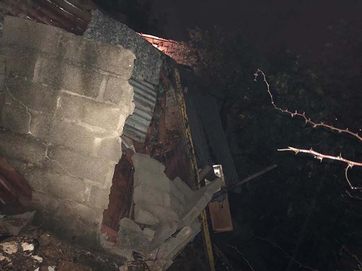 Casa colapsada en los cerros de Santa Marta. 