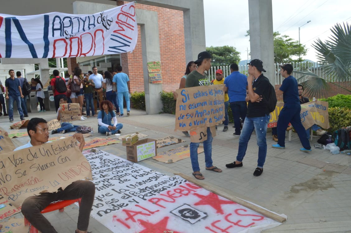 Protesta pacífica de estudiantes a las afueras de la Universidad del Magdalena.
