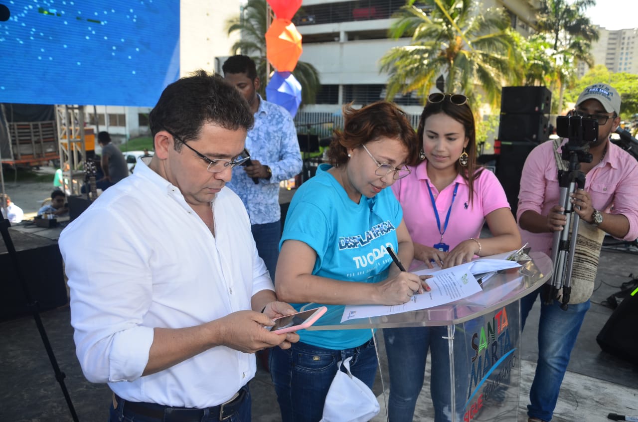 Alcalde, Rafael Martínez y Patricia Caicedo, directora del Dadsa.