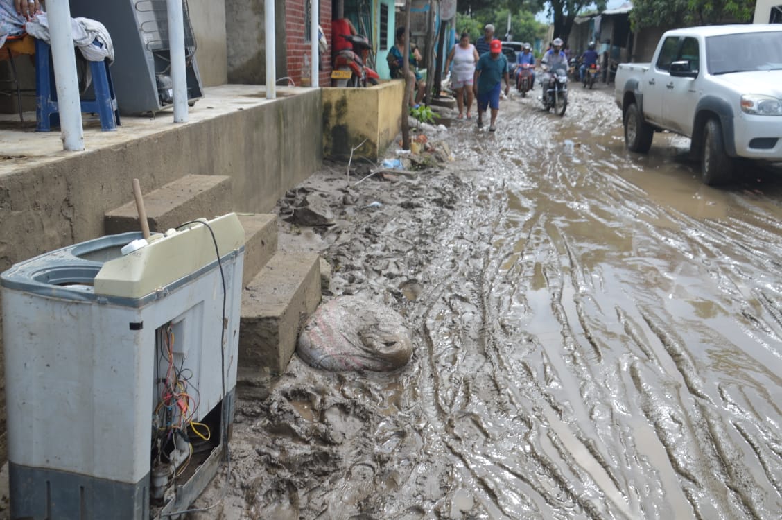 Llenas de lodo quedaron las calles del barrio Las Malvinas