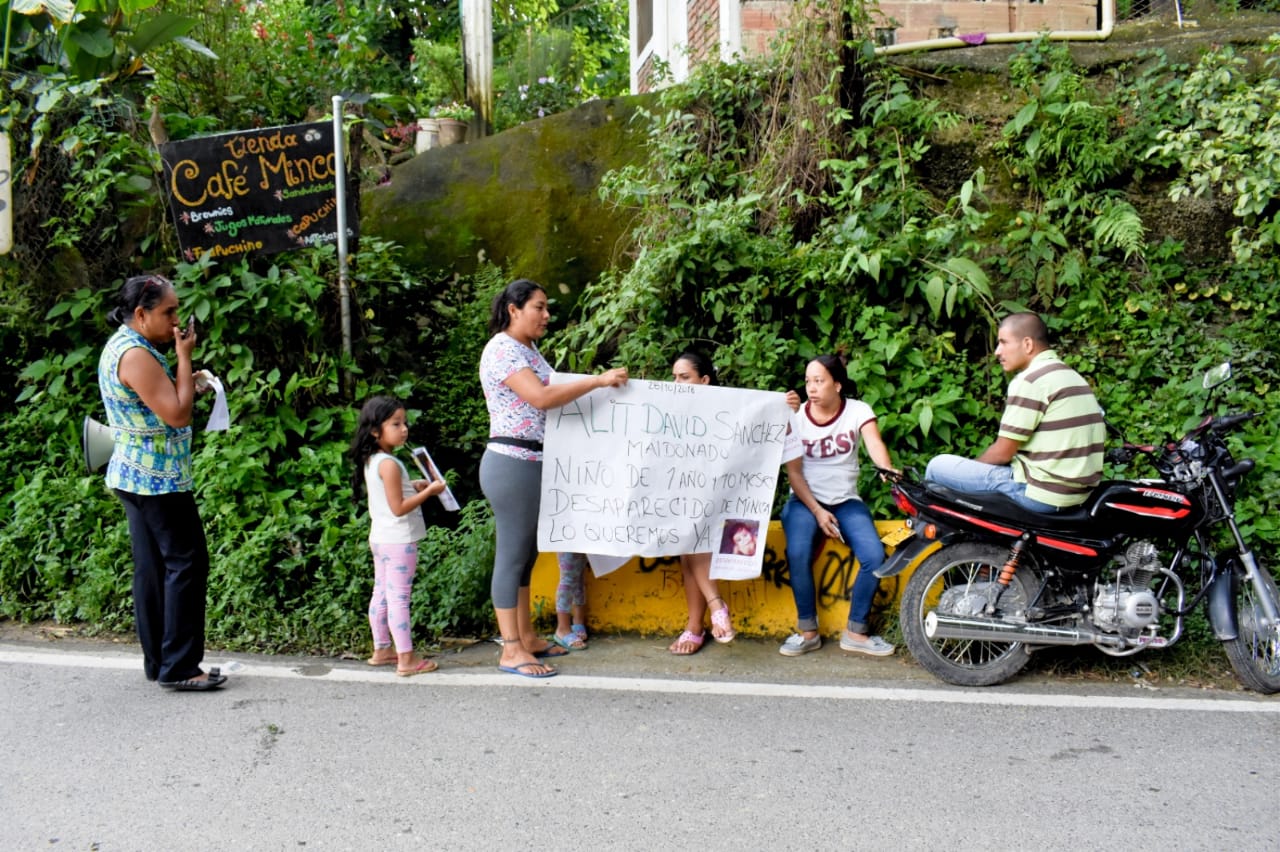 Comunidad, en las vías, con carteles, pidiendo por la aparición del menor.