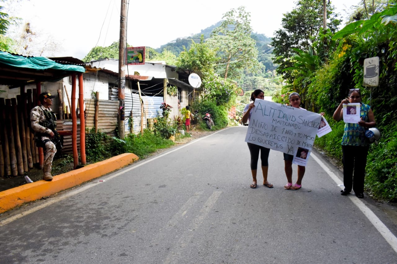 La comunidad se une a la búsqueda de los niños. 