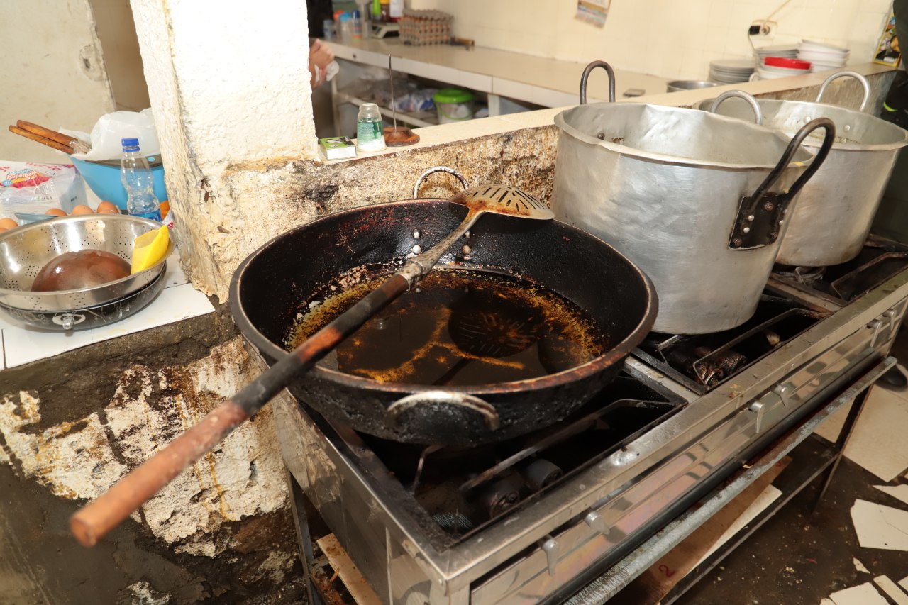 En las cocinas de algunos restaurantes hallaron aceites refritos y recipientes en pésimo estado.