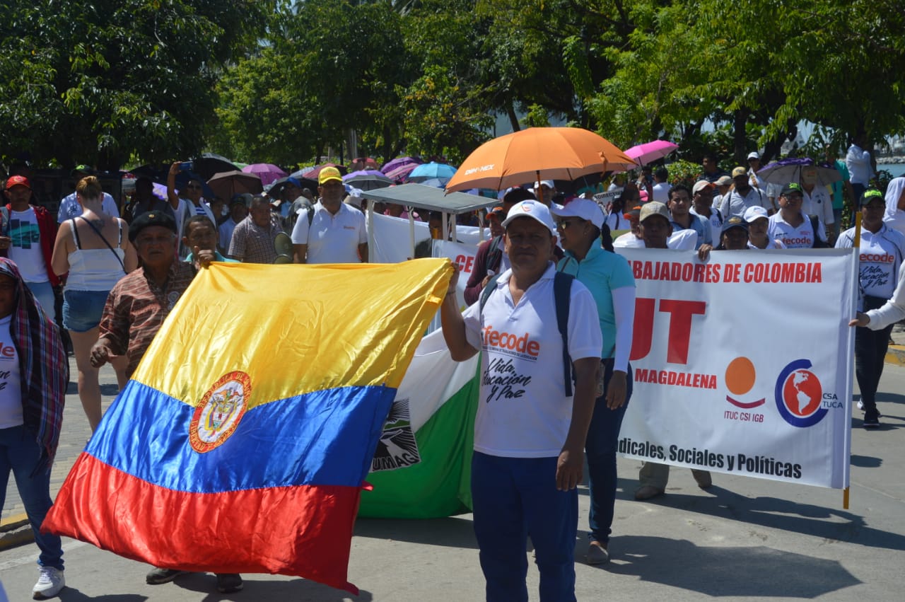 Diferentes calles de la ciudad recorrieron los docentes del Distrito y el Magdalena