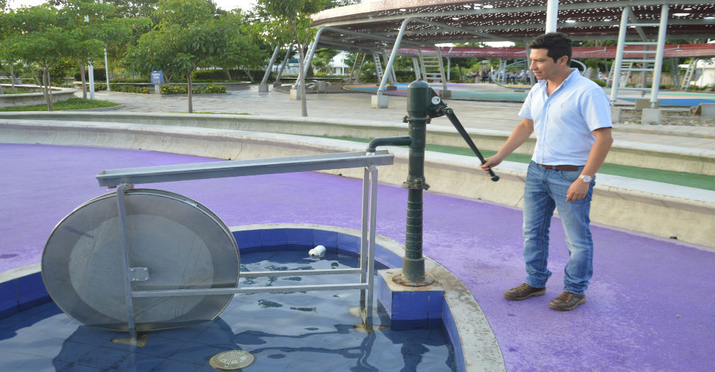 El director de la Red de Parques, Andrés Pineda, muestra las atracciones del Parque del Agua.