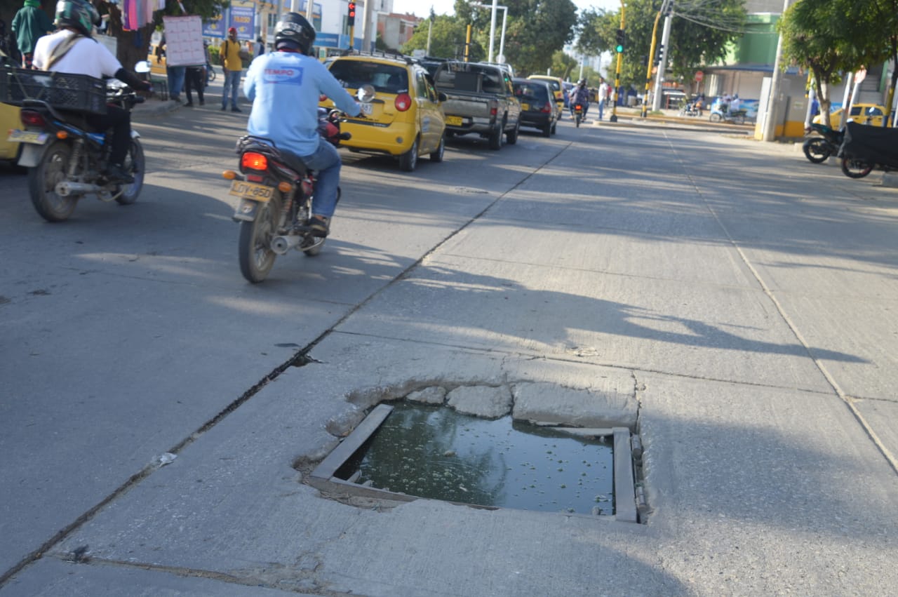 El peligro crece cuando llueve, porque esta no se alcanza a divisar en medio de la corriente de agua que se acumula en esta zona de la ciudad.