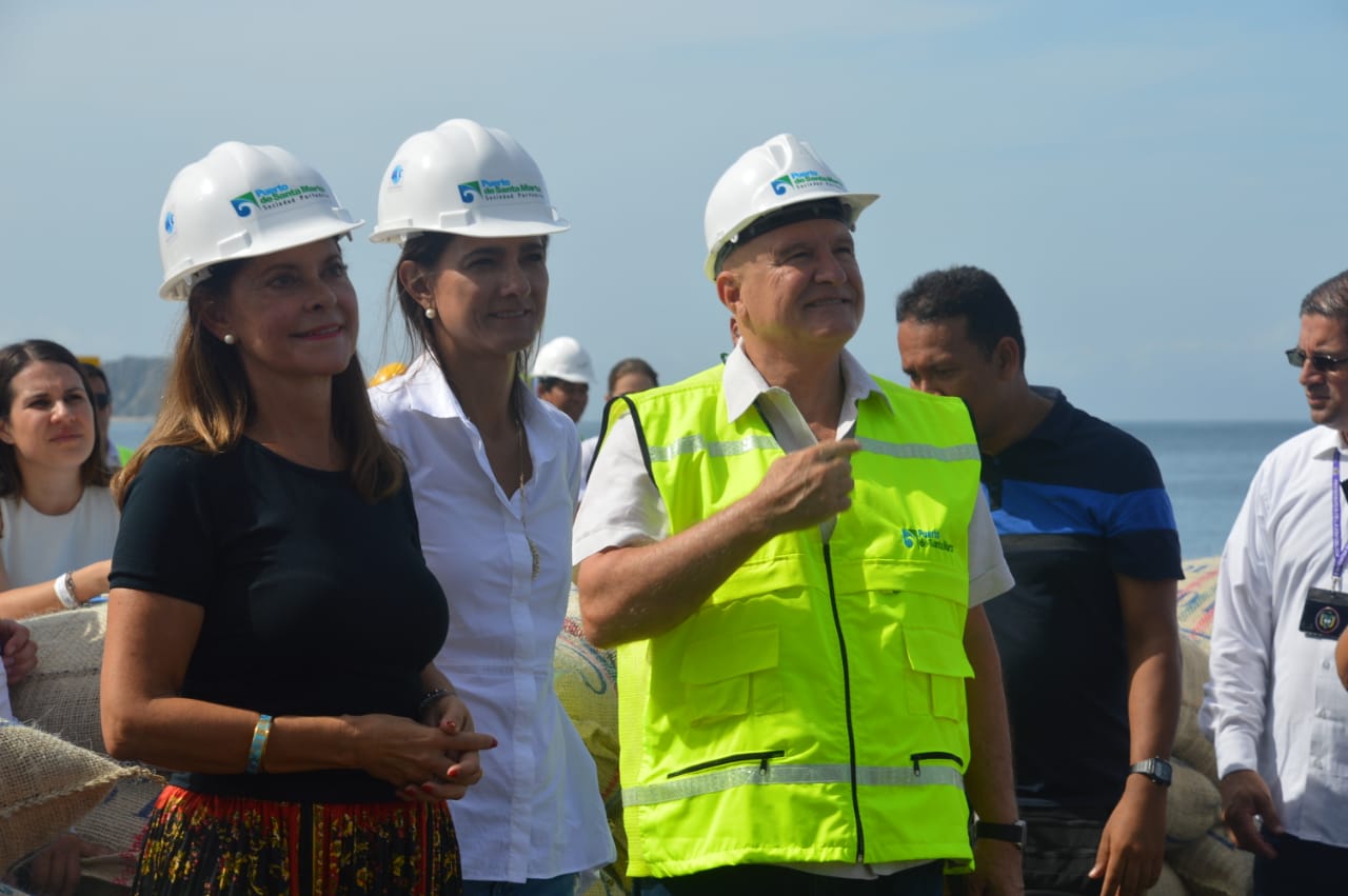 Marta Lucía Ramírez, vicepresidente de Colombia; Ángela María Orozco, ministra de Transporte y Domingo Chinea, presidente de la Sociedad Portuaria de Santa Marta.