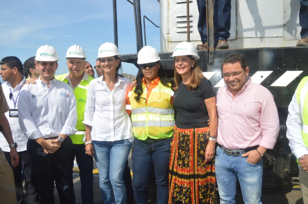 Emilia Bueno, rodeada de personalidades que asistieron al evento.