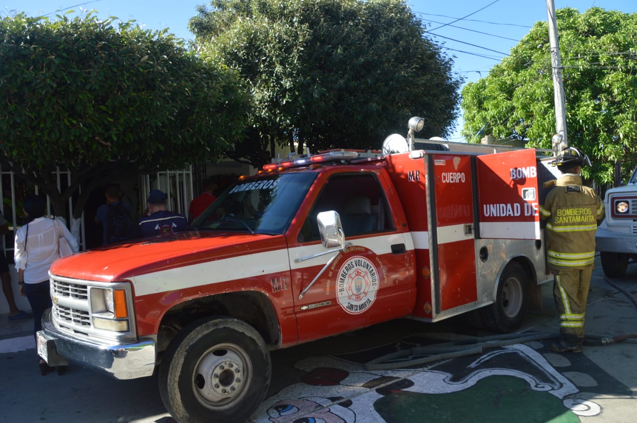 Bomberos acudieron a atender la emergencia.