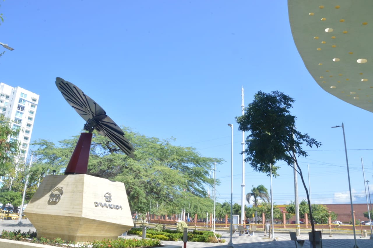 Flor inteligente con paneles solares ubicada al lado de la Megabiblioteca