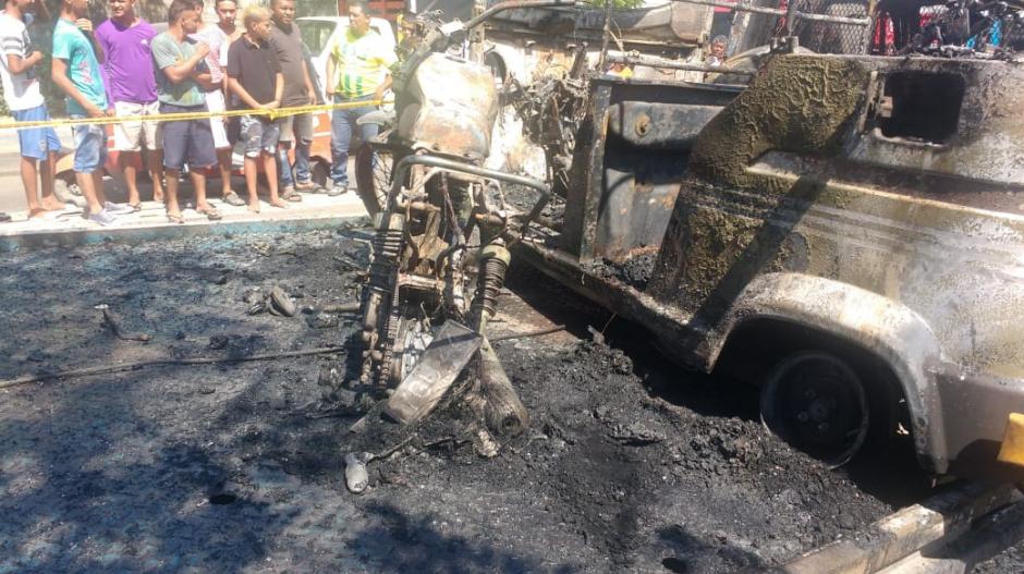 También resultaron quemadas otra moto y un motocarro.