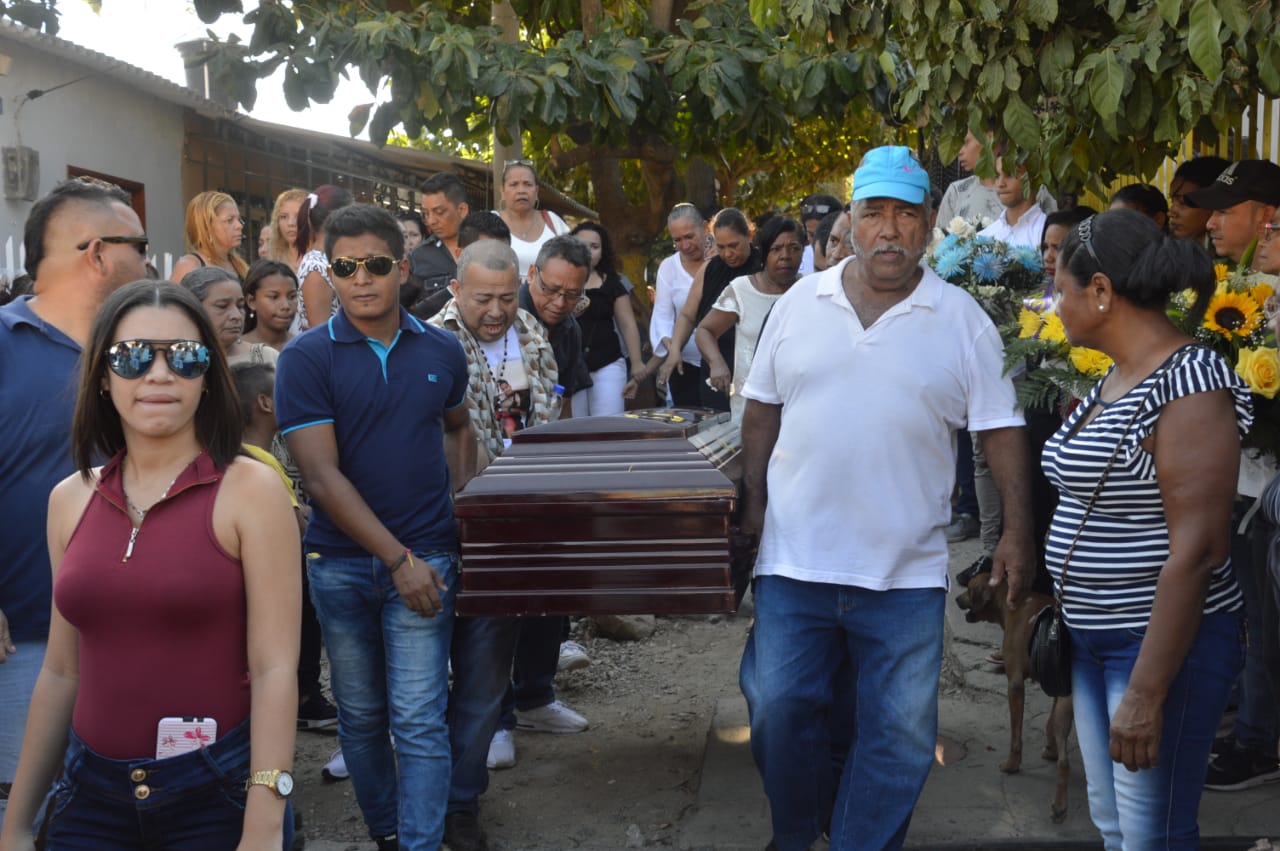 Familiares y amigos asistieron al cementerio de Bonda. 