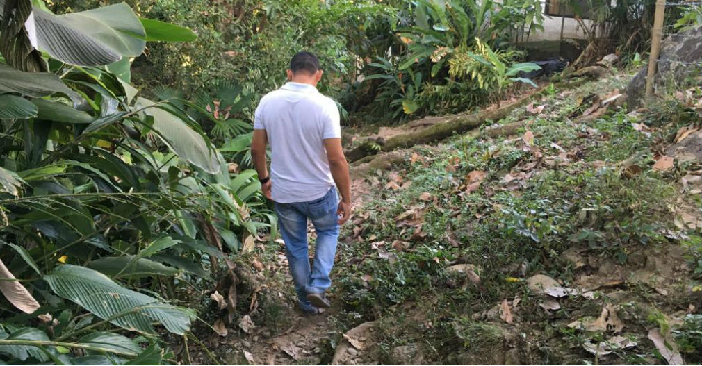 El camino que conduce desde la casa hasta el río Minca es escarpado.