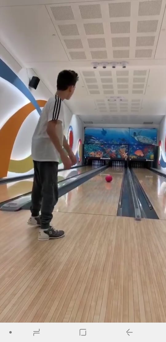 La modelo venezolana publicó una historia de su hijo jugando bolos.