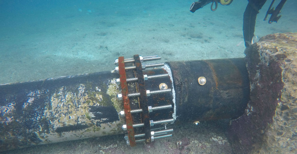 Instalaron 3 cilindros de 17 pulgadas en acero naval en el extremo colapsado y una ‘camisa’ compuesta por dos medias cañas tipo grapa; garantizando así el funcionamiento del emisario submarino. 